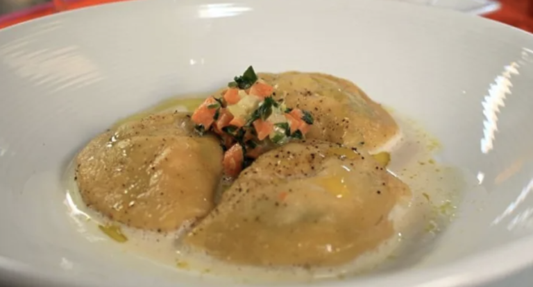 Ravioli d’escargot et sa crème d’ail.